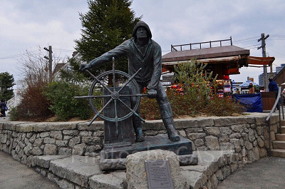 アミティエリアの銅像