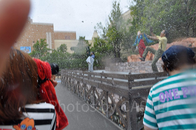 麦わらの一味と戦い水を浴びるバギー海賊団／ワンピースウォーターバトル