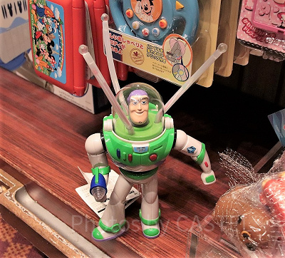 バズ・ライトイヤーの光るおもちゃ