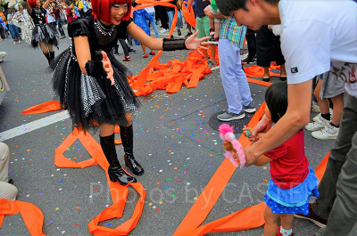 USJのハロウィーンパレードでキャストとダンス