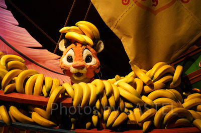 バナナに埋もれるチャンドゥ