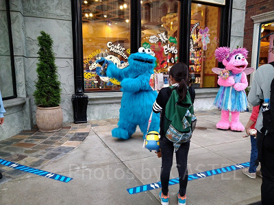 ソーシャルディスタンスを守ってキャラクターグリーティング!