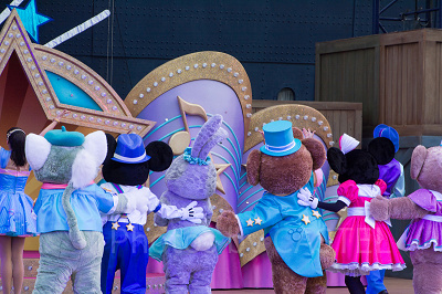 後姿のキャラクターたち