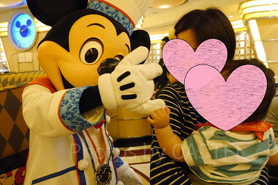 シェフミッキーグリーティングタイム。ミッキーとの近さに子どもも大喜び！