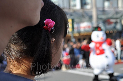 ユニバーサルスタジオジャパンのパレードを見る子供（2018年クリスマスパレード）