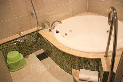 洗い場付きの円形ジャグジー