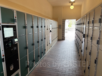 ディズニーランドステーションの駅舎下のコインロッカー（パーク外）