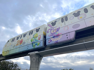 カラフルハピネスのラッピングモノレール（ディズニーリゾートライン）