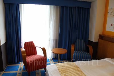 ザ・ムービーのカラフルな客室