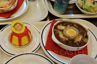 おさるのジョージ・ケーキ～バナナチョコレート～（左）／USJ