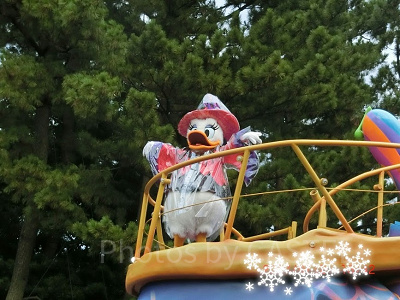 雨の中カッパ姿でパレードしてくれたデイジー