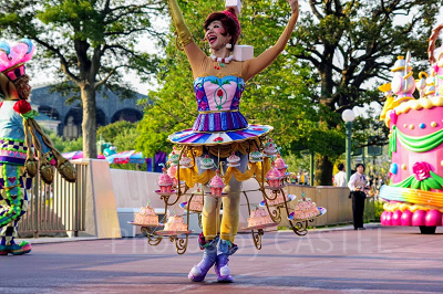 食器や家具モチーフの衣装を着たダンサー