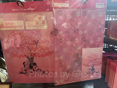 桜の木の下で眠るミッキー・ミニー・プルートのデザイン（ステーショナリーセット）