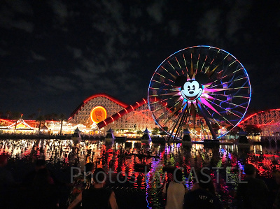 ディズニーカリフォルニアアドベンチャー：ピクサーピアの夜景