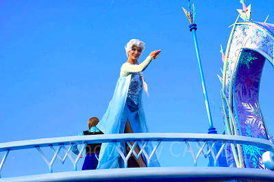 ディズニー・クリスマス・ストーリーズ：パレード鑑賞必需品は？