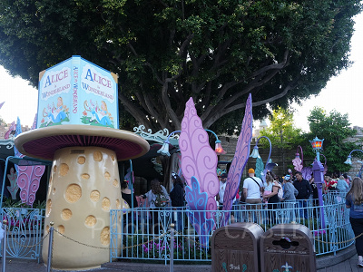 カリフォルニアアナハイムディズニーのアトラクション：アリス・イン・ワンダーランド