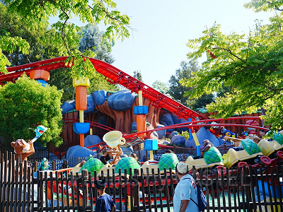 カリフォルニアアナハイムディズニーのアトラクション：チップ＆デールのガジェットコースター