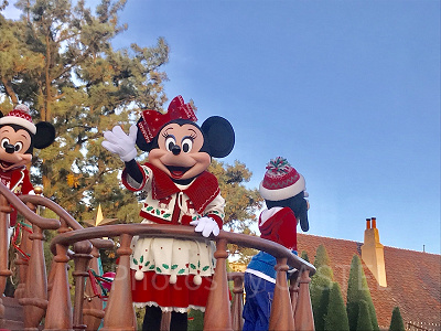 ディズニーランドのクリスマスパレード