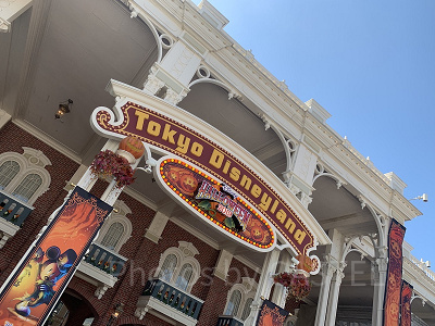 ディズニーランドのエントランス