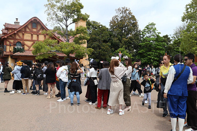 ディズニーランド5月混雑状況レポート:「美女と野獣“魔法のものがたり”」待ち列(12:00頃)