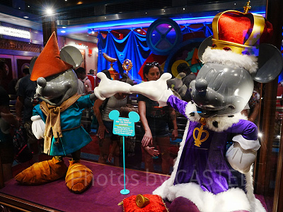 ディズニーランドの「ミッキーとミニーのランナウェイ・レイルウェイ」のQライン