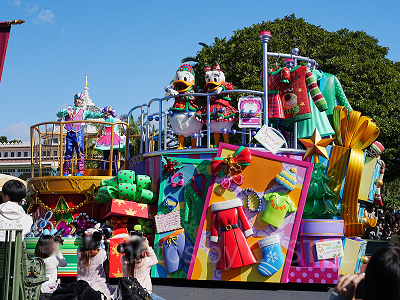 ディズニーランドの新クリスマスパレード「トイズ・ワンダラス・クリスマス」