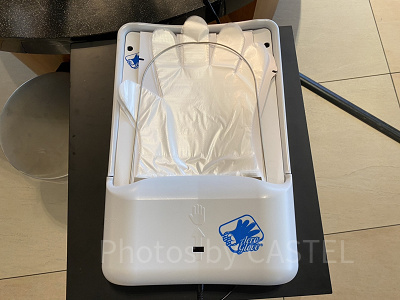 ブッフェ台近くに用意された使い捨て手袋