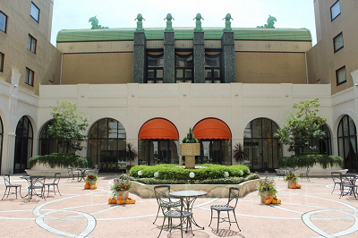 イルカのオブジェとコートヤード(中庭)