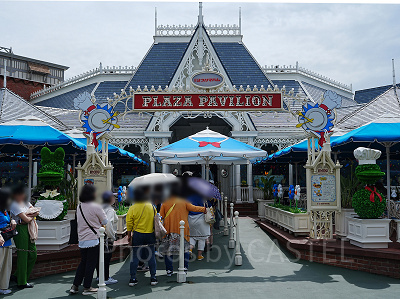 プラザパビリオン・レストランのドナルドのクワッキー・ダックシティのデコレーション