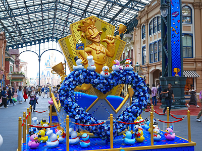 ドナルドのクワッキー・ダックシティのデコレーション