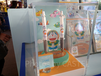 ドラえもん　多機能ペン＋ペンスタンドのディスプレイ