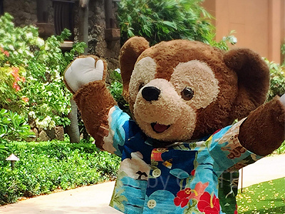 アウラニ・ディズニー・リゾート内のアロハシャツを着たダッフィー