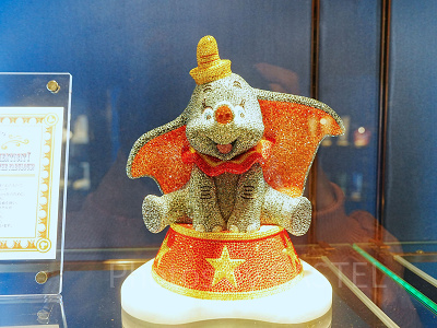 驚愕】ディズニーの高額お土産ランキングTOP15！100万を超える高級なお