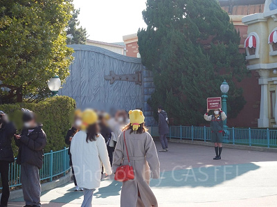 あさイチの時間帯は、プーさんのハニーハントの待ち列がトゥーンタウンにまで伸びていました。