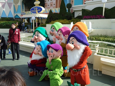 七人セットでパーク内を歩くこびとたち