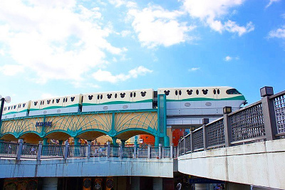 モノレールやシャトルバスで移動が楽！