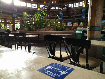 できるだけ他のグループと距離をあけて食事を!