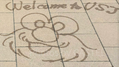 USJ駐車場の道に霧吹きで描かれたエルモ