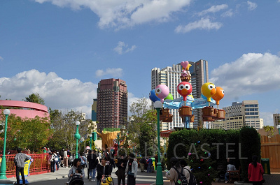 セサミストリートがビックフェイスの気球になった「エルモのバルーントリップ」