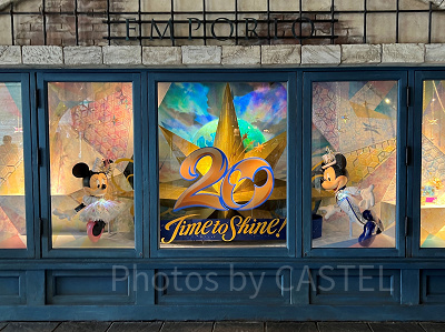 季節やイベントによって変わるエンポーリオのディスプレイ（ディズニーシー20周年）