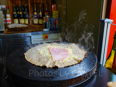 クレープやガレットを食べ歩き！