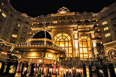夜の東京ディズニーランドホテル外観