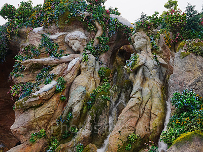 パーク内からつながる入口のそばにあるアナとエルサの像