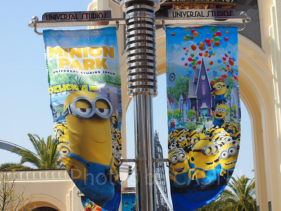 ユニバエントランス前のフラッグ