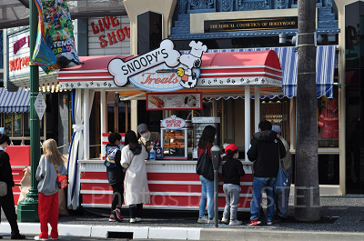 スヌーピーまんを販売しているフードカート