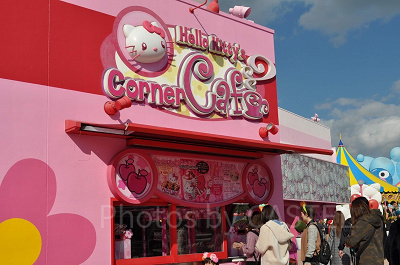 ユニバのハローキティのリボンコレクション横にあるフードショップ