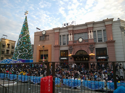 「クリスタルの約束」開演1時間前の無料席の様子/舞台周辺のお店は一時クローズしたり一方通行になります