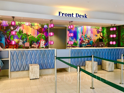 ハートの女王の庭とマーメイドラグーンが描かれた、セレブレーションホテル：ウィッシュのフロント