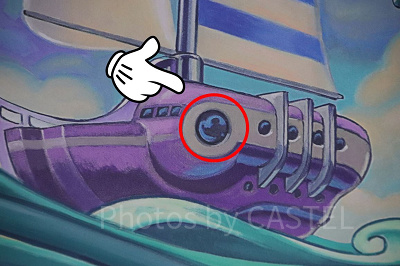 未来型のヨットに潜むミッキー