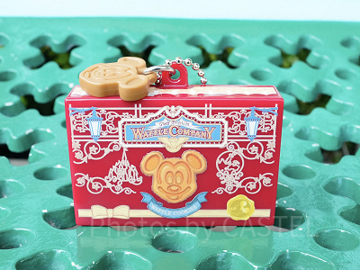 ディズニーストア グーフィー キーチェーン&ガチャガチャ まとめ売り 5月25日の「グーフィー」お誕生日記念グッズ！ディズニーストア